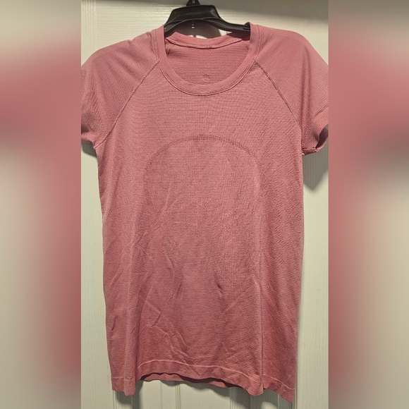 lululemon athletica Tops - Lululemon Swiftly Tech Short Sleeve 2.0 shirt in a pink/mauve color Size 10